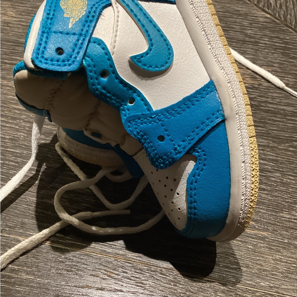 Nike Kids White and Blue Low-Top Sneakers
